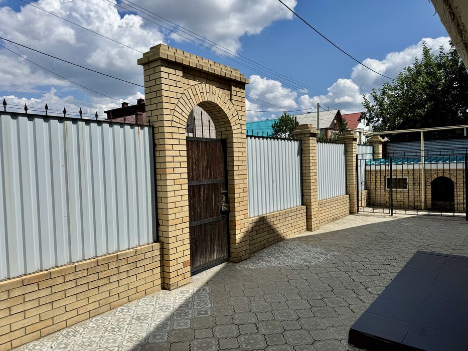 Дом 2 этажа, баня, бассейн, гараж.