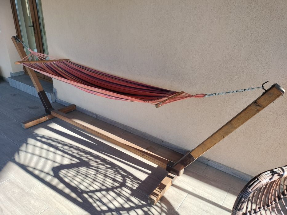 Hamac cu suport de lemn și metal