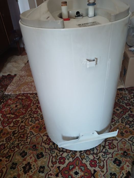 Продаётся  Водонагреватель.