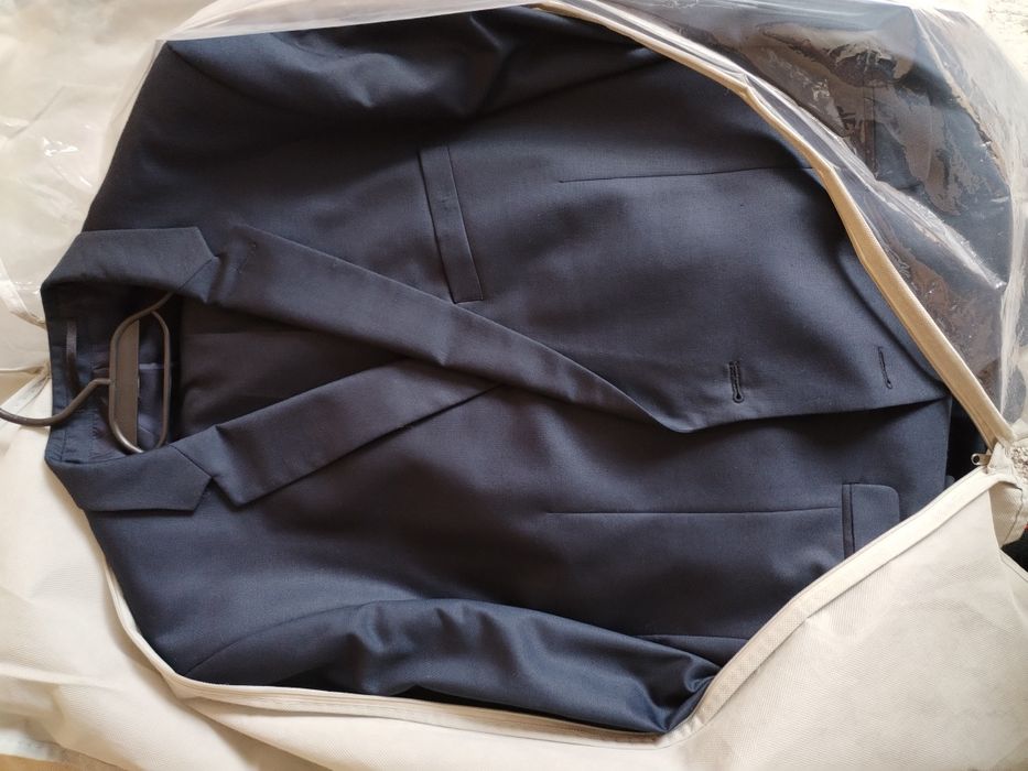 Официален костюм