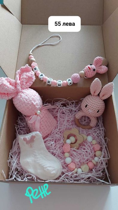 Подаръчен комплект за бебе, персонализиран клипс, дъвкалка, чорапки...