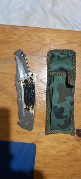 Продавам нож сгъваем с калъф