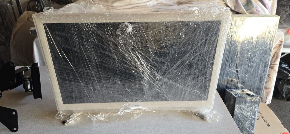 Samsung Smart TV белого цвета