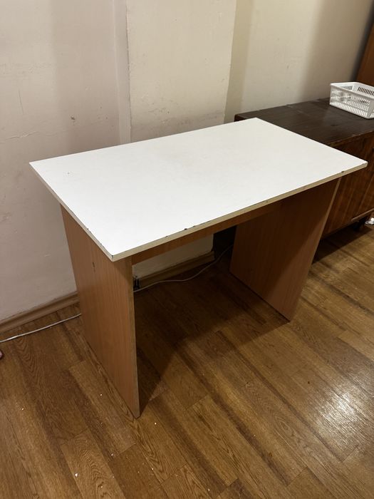 Стол сатылады срочно (парта)