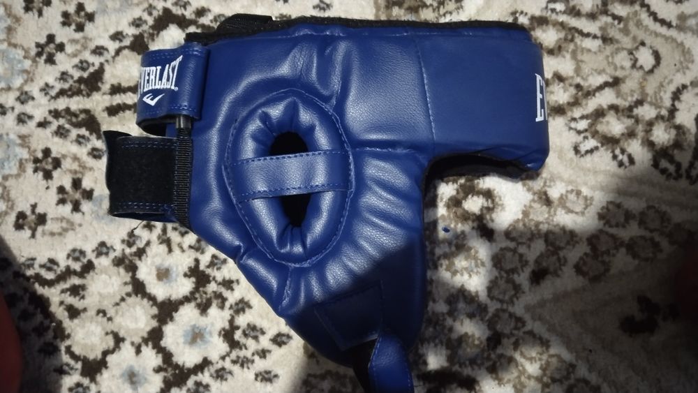 Боксерский шлем и перчатки