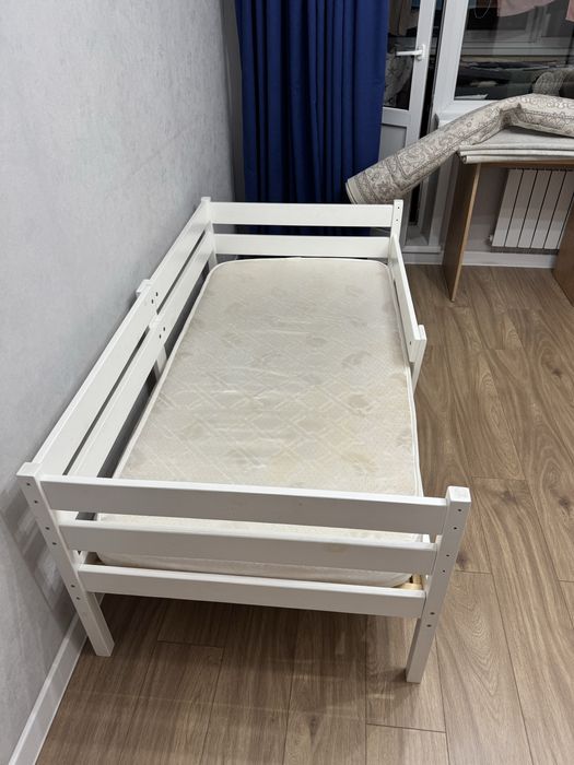 Продам 2 детские кровати с матрасами