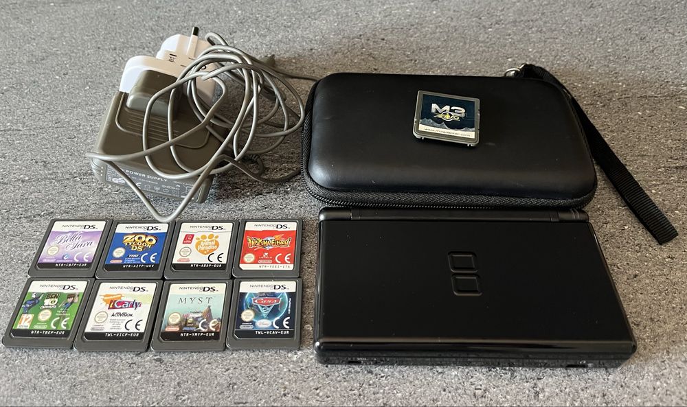 Consolă Nintendo  DS Lite + 8 jocuri
