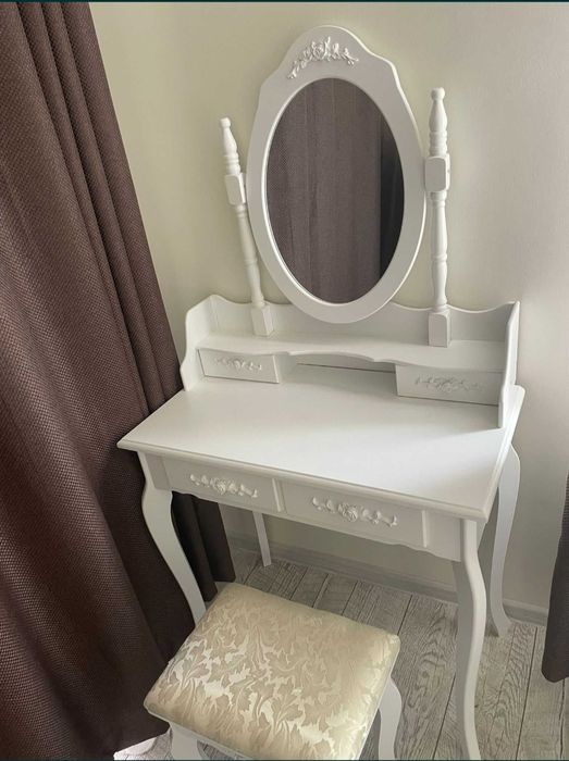 Masă de machiaj de închiriat – ideală pentru evenimente & makeup