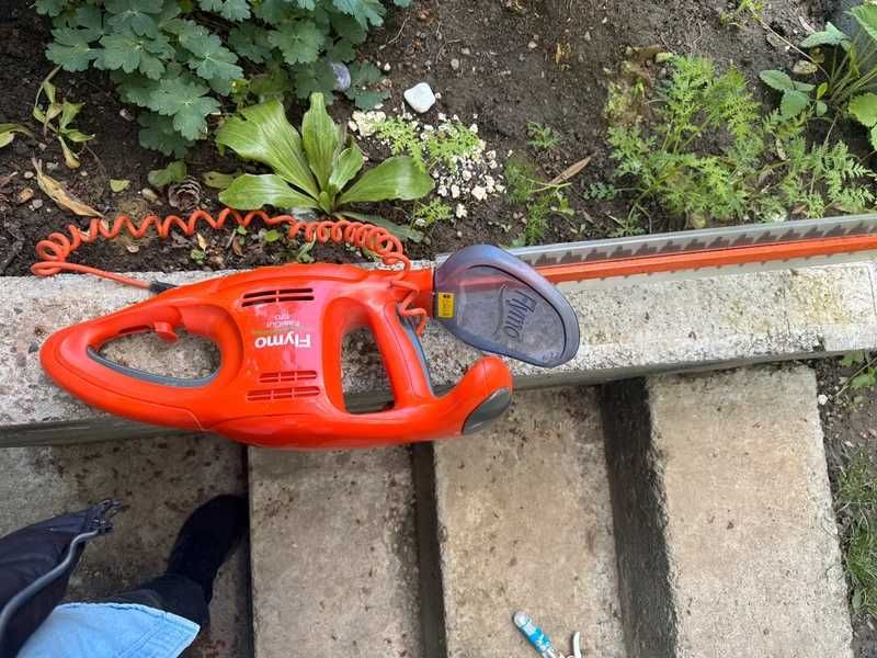 Motofierăstrăul electric tuns gardul viu