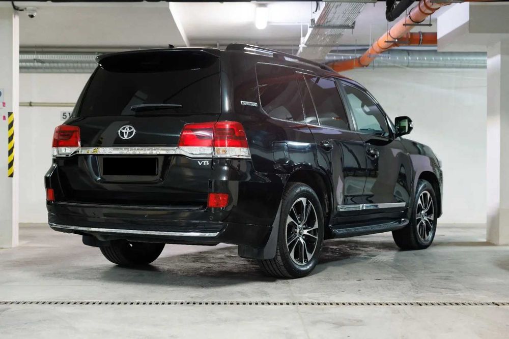 Toyota Land Cruiser 200, V8 - 5.7 L.