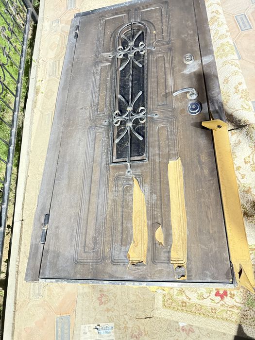 Продается заводская входная дверь