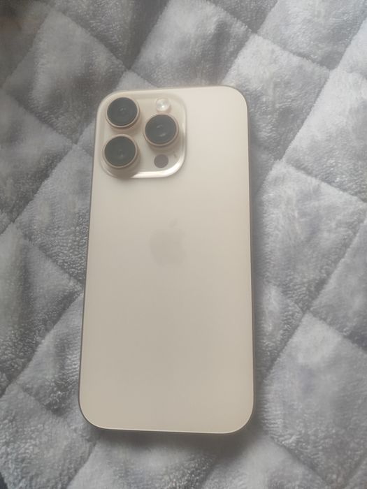 iPhone 16 pro нормальный не битый четкий все тянет