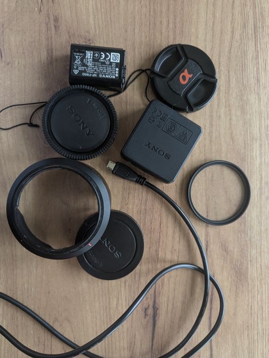 Продавам фотоапарат Sony A6300 с обектив Sony Carl-Zeiss 16-70mm f/4 OSS