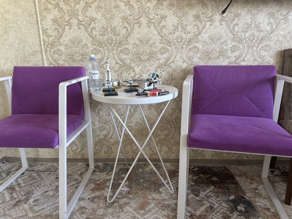 Продам 2 кресла и столик