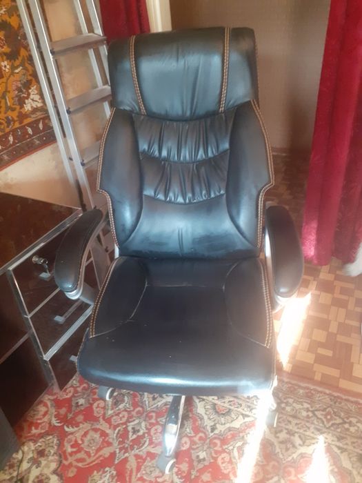 Компютер и кресло и принтер