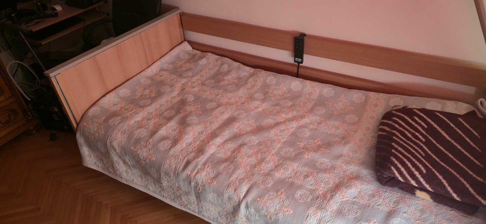 Vând pat eletric cu telecomandă cu saltea cu bară preț 2200 de lei negociabil la nr. de tel 0756682888 gherja jud cluj