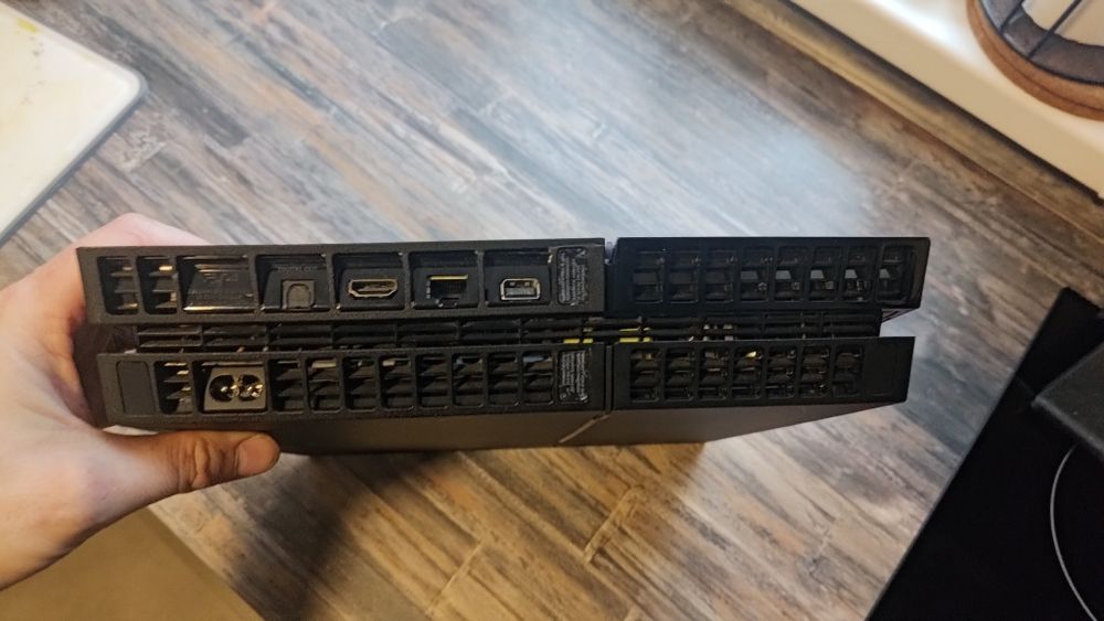 Vând consola PS 4 defecta