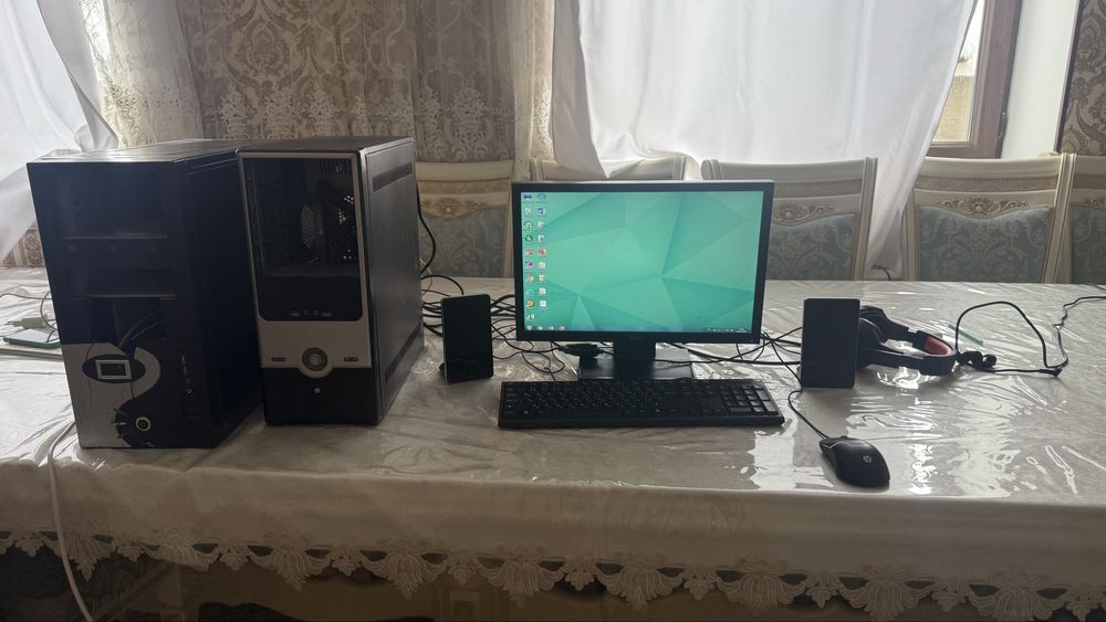 Компьютер сатылады монитормен бырге процессор 2еу клавиш мышка наушник
