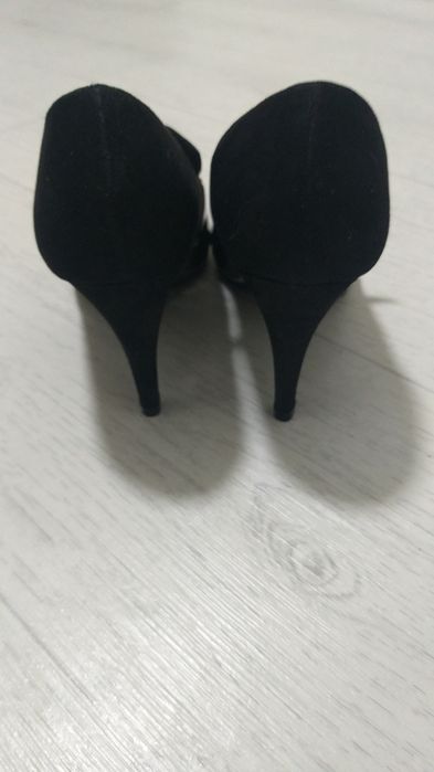 Продам 2 пары туфель