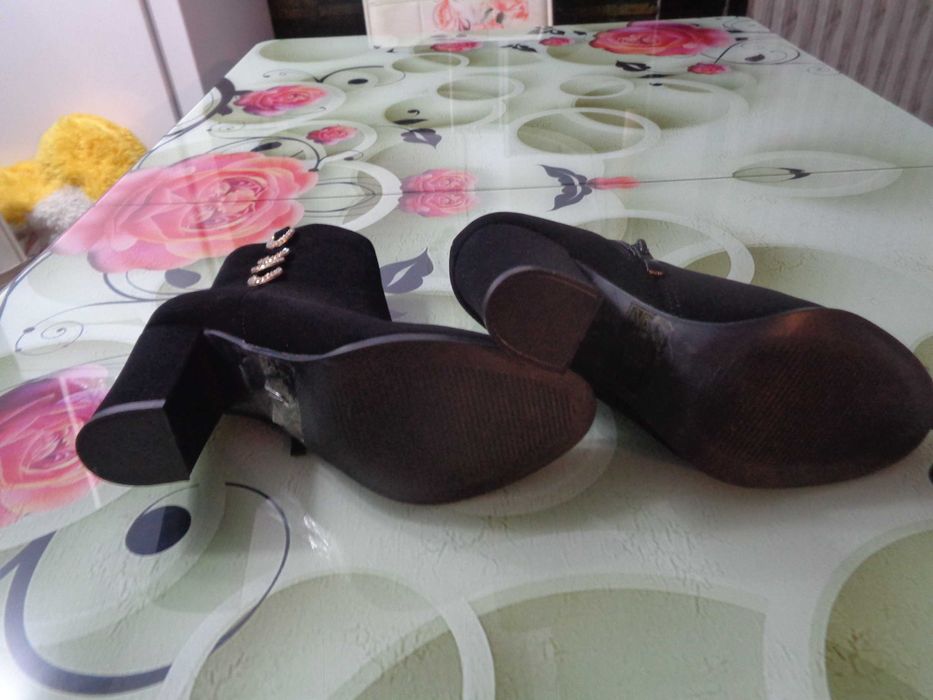 Vand ghete din piele intoarsa inblanite.