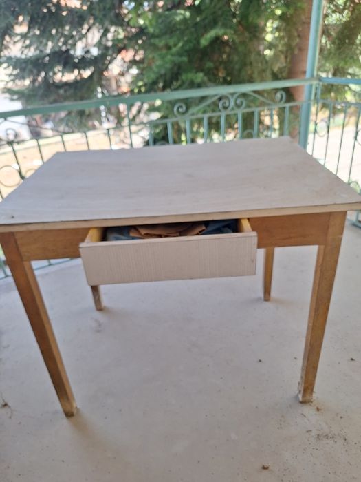 Ретро маса гитинакс и стари дървени маси