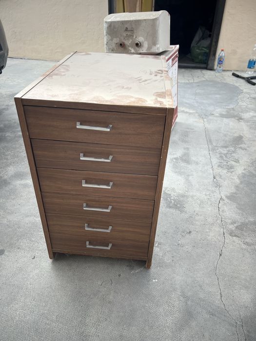 Два офисных стола и думба