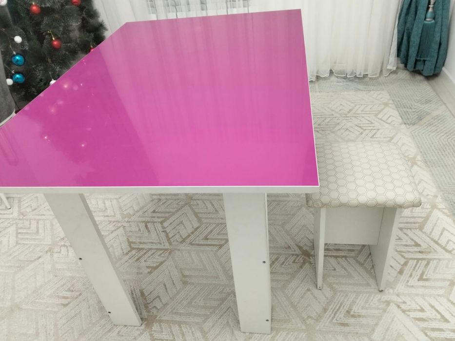 Кухонный стол с табуретками