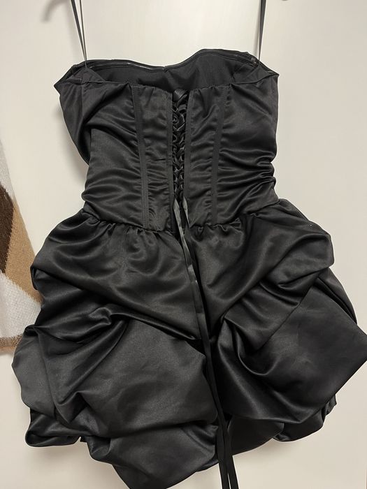 Черна сатенена кокетна рокля