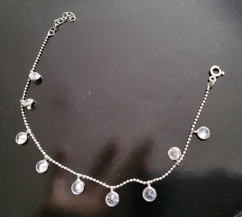 Сребърна гривна с камъчета.