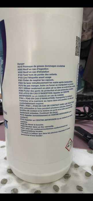 Lichid pentru tratarea și limpezirea apei din piscină.