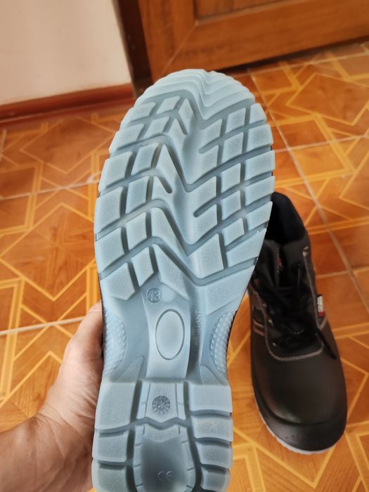 Продам спецботинки