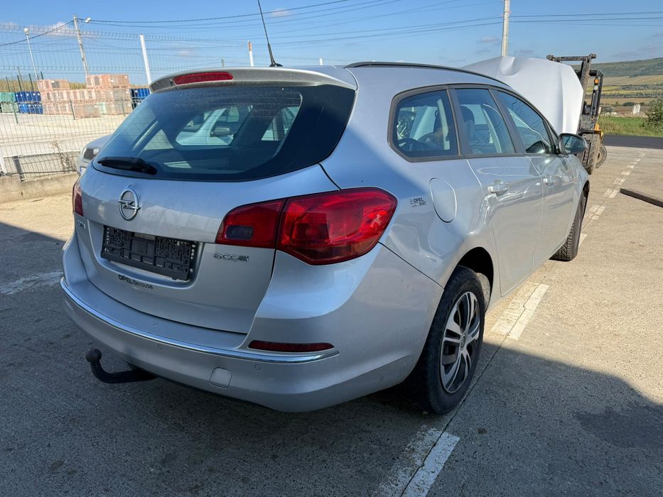 Dezmembrez Opel astra j facelift 2014 break Argintiu - GAN (176) 1.6 cdti B16DTL volan stanga