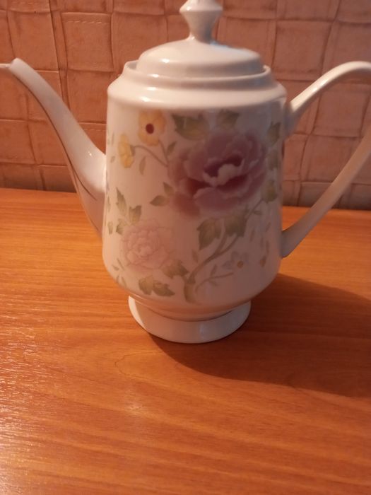 Предлагаю Вашему вниманию фарфоровый чайник новый ёмкость 1 л