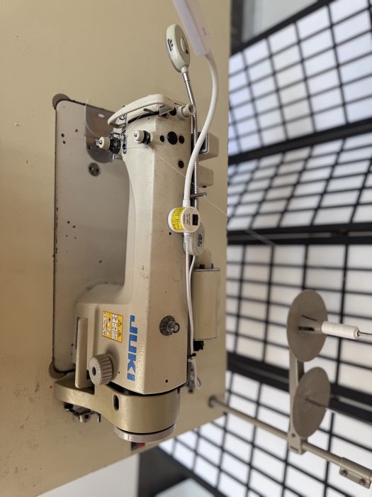 Mașină de cusut industrială JUKI DDL-8700-7 + SC-500, completă cu masă