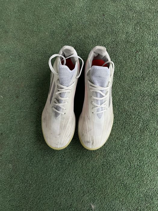 Професионални футболни стоножки на Адидас за изкуствена трева