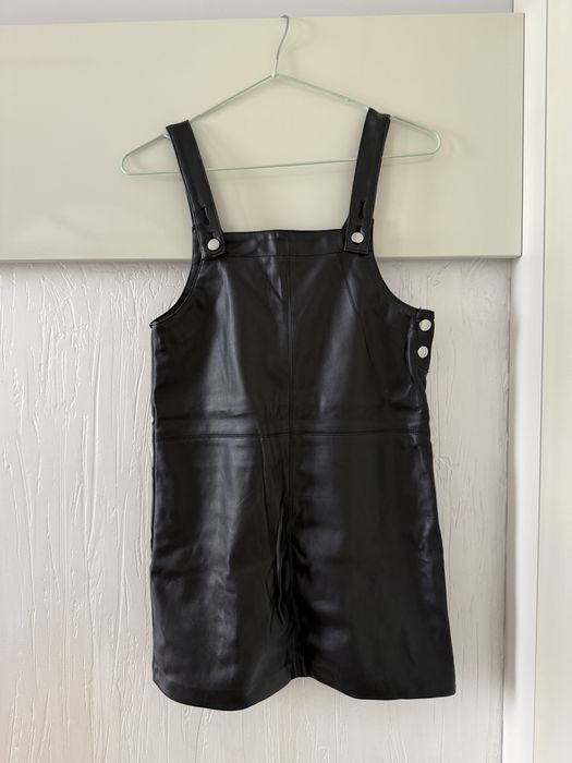 черен сукман от изкуствена кожа