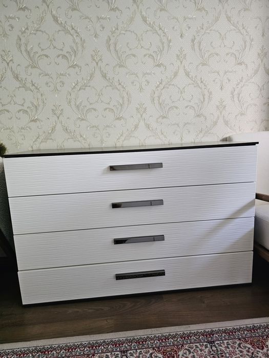 Продам плательный шкаф и комод