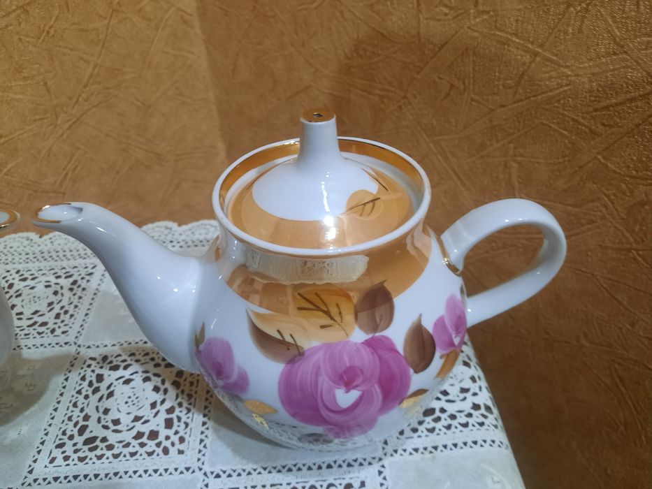 Абсолютно новый чайник(700мл), Дулевский фарфор, ручная роспись, зол