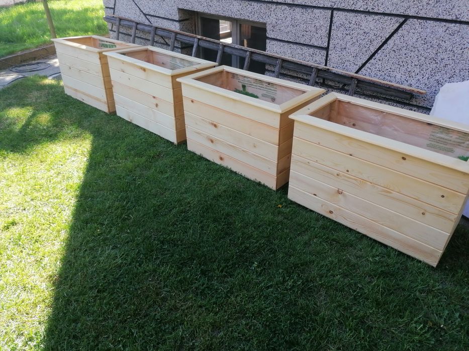 Дървени високи саксии