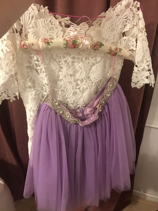 Fusta si bluza mov si bluzita alba din dantela