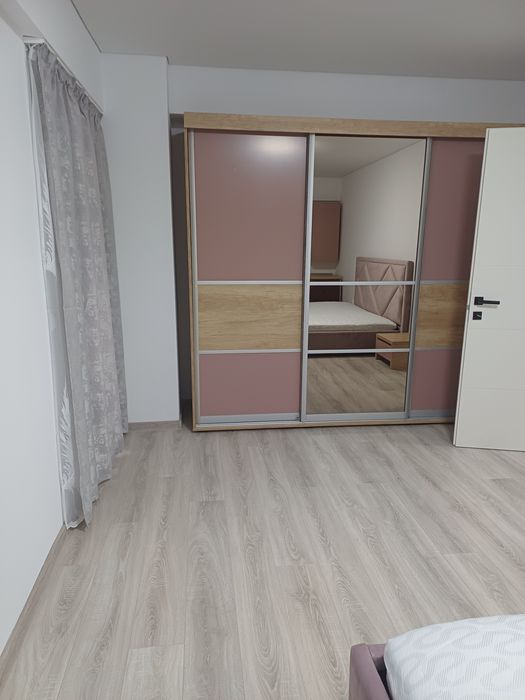 Închiriez apartament.