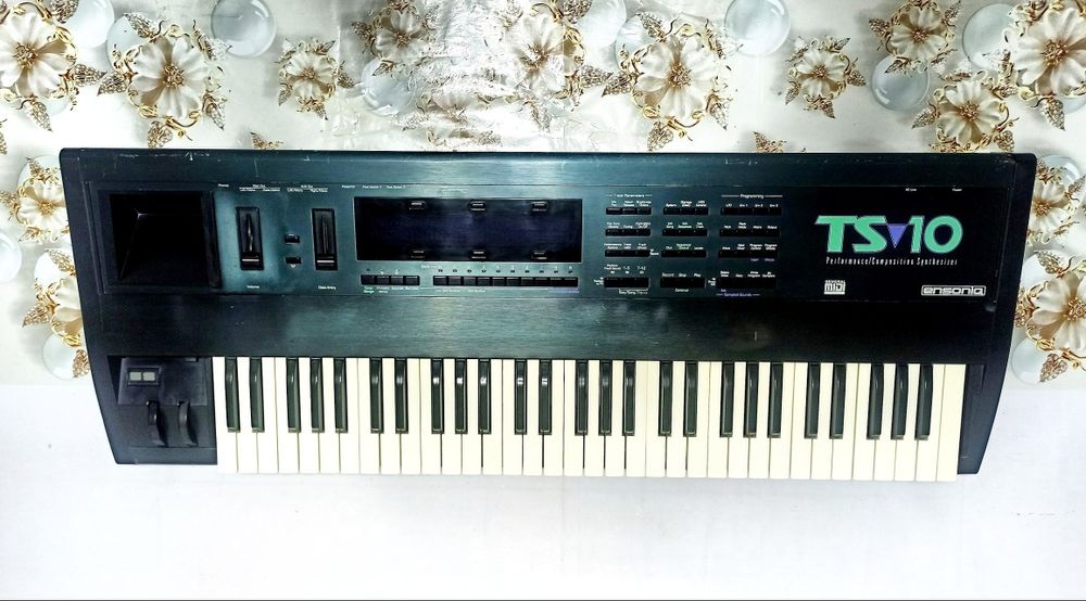 Ensoniq ts 10 sotiladi