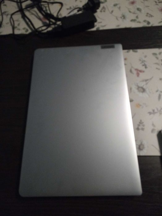 Laptop Lenovo cu Windows 11home 950 lei