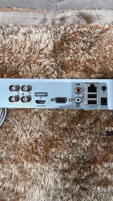 DVR Hikvision DS-7104HQHI-K1 – Stare foarte bună, complet funcțional