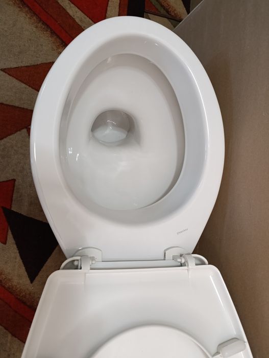 Продавам тоалетна чиния