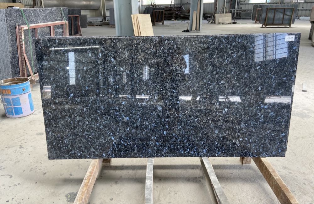 Norvegiya labradorit emerald blue pearl Norway лабрадорит гранит