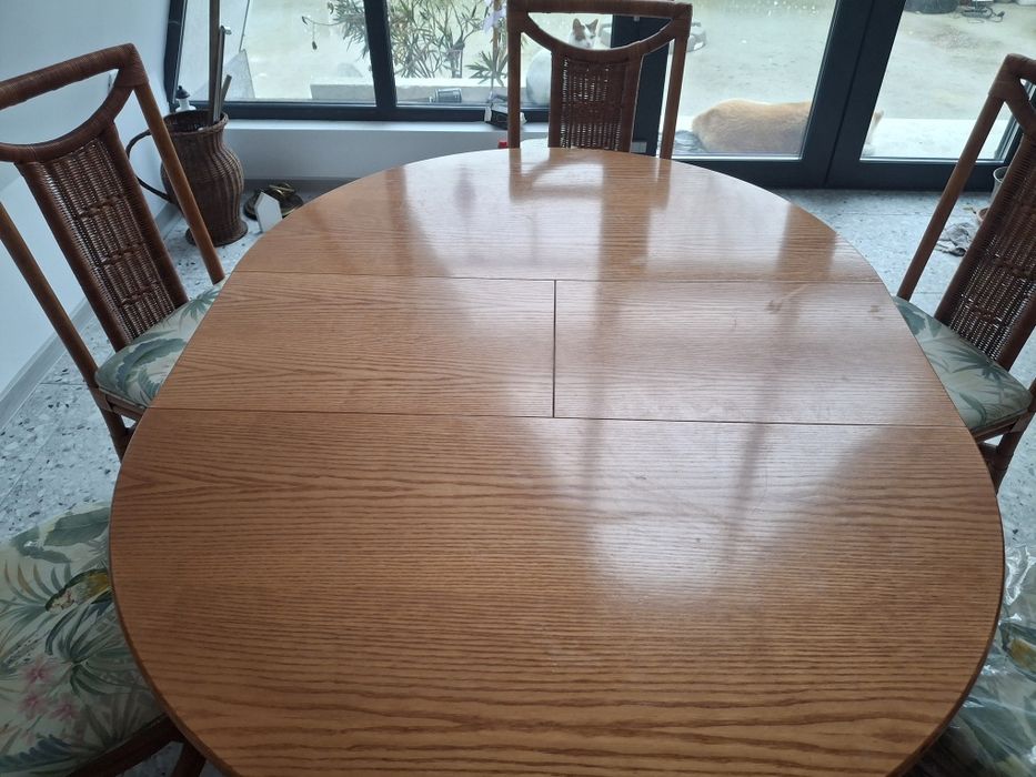 Vand masa noua 4 /6 scaune din ratan si lemn masiv