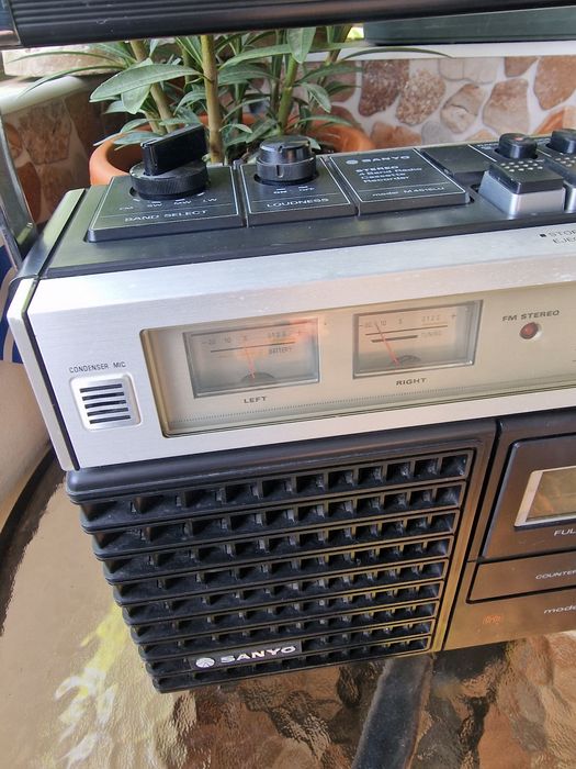 Radiocasetofon SANYO,made in Japan,functional,radio 4 benzi