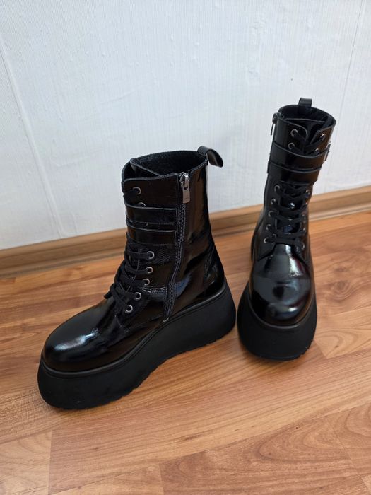 Дамски боти от естествен лак