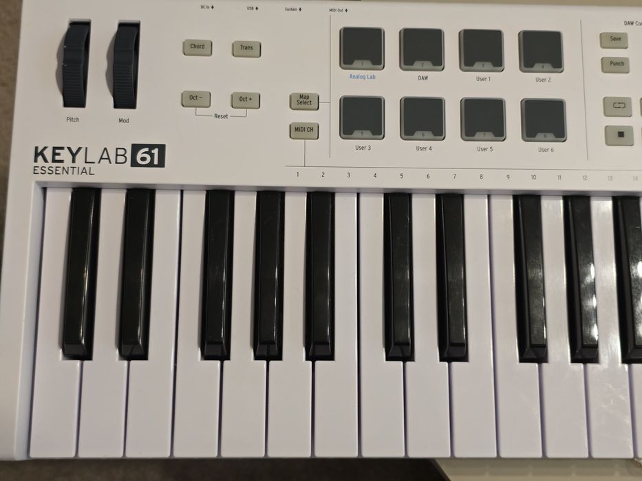 Arturia KeyLab Essential 61 MIDI controller + pedala sustain